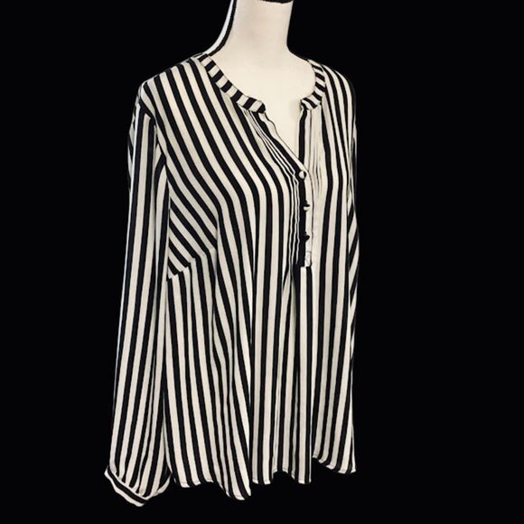 Torrid Black/White Long Sleeve Tunic Blouse in Size 2X - Picture 3 of 8